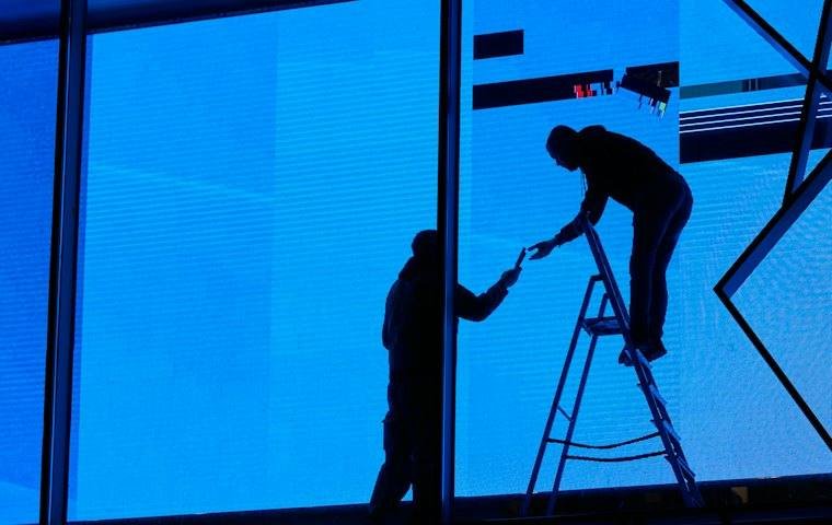 Vitriers au travail sur une façade vitrée