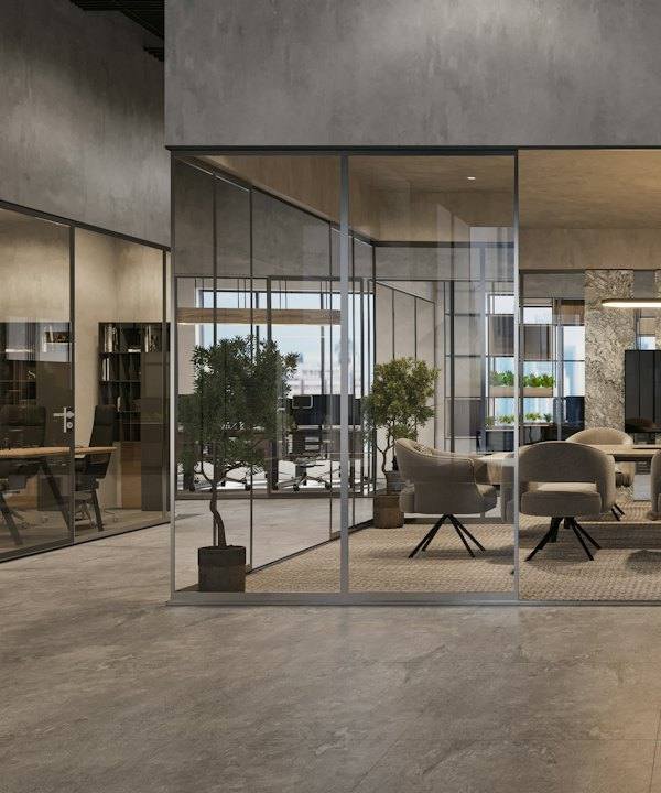 Bureaux aux parois vitrées, salle de réunion derrière des cloisons en verre