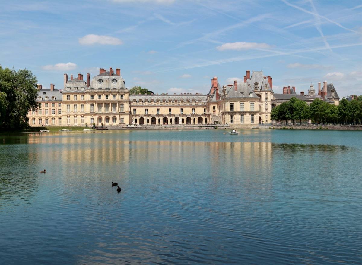 Château de Fontainebleau et son étang, la façade se reflète dans l’eau