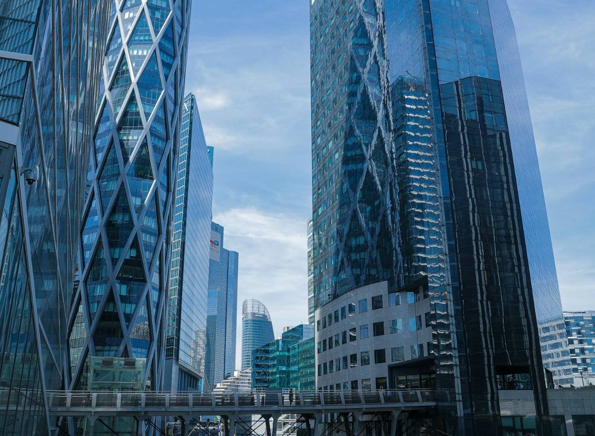 Tours de verre du quartier d’affaires de La Défense et passerelle piétonne
