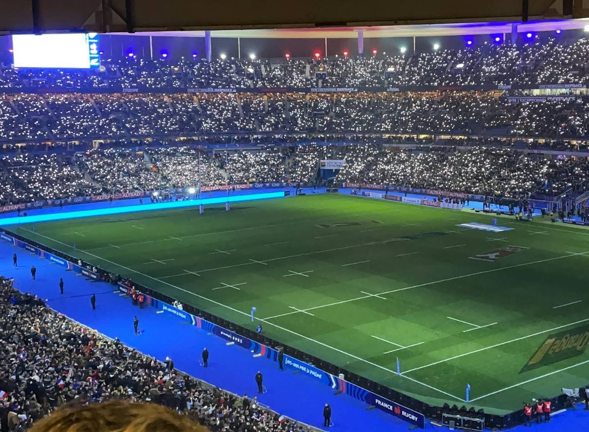 Stade de France à Saint-Denis, tribunes illuminées un soir de match de rugby