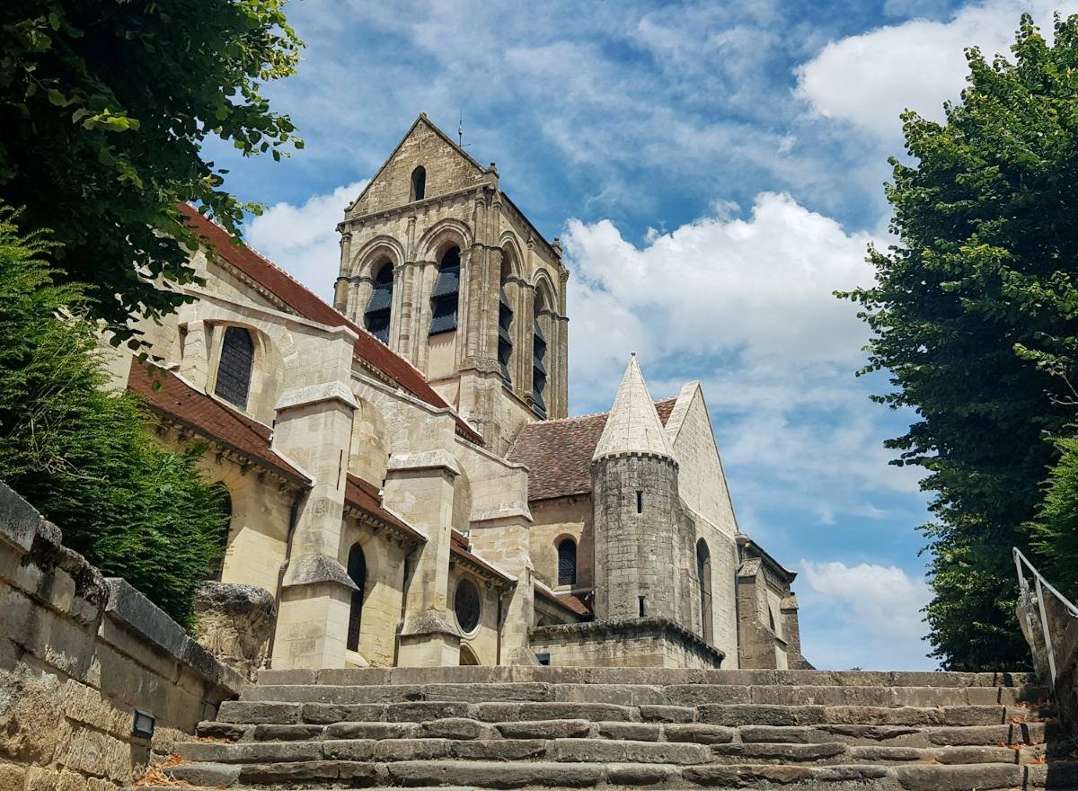 Église d’Auvers-sur-Oise et son clocher en pierre, vue depuis l’escalier qui y monte