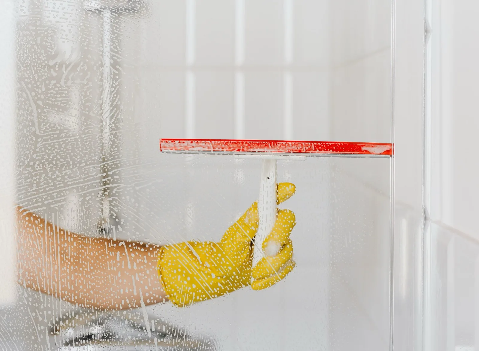 Paroi de douche : le calcaire sans abîmer le verre
