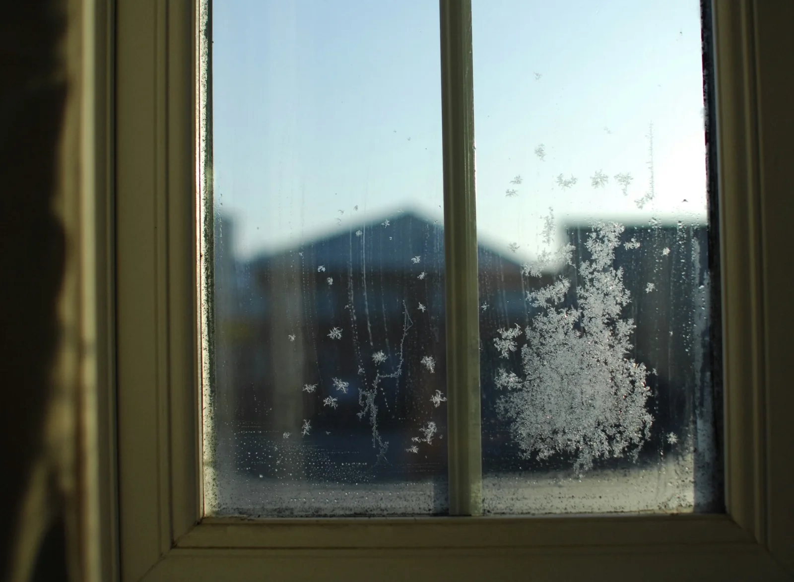 Fenêtre froide en hiver : que vérifier avant de remplacer ?