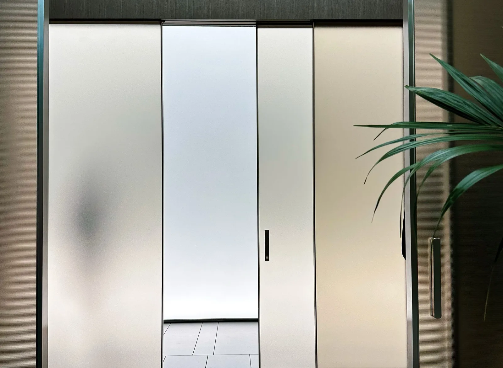 Porte en verre : battante, pivotante ou coulissante ?