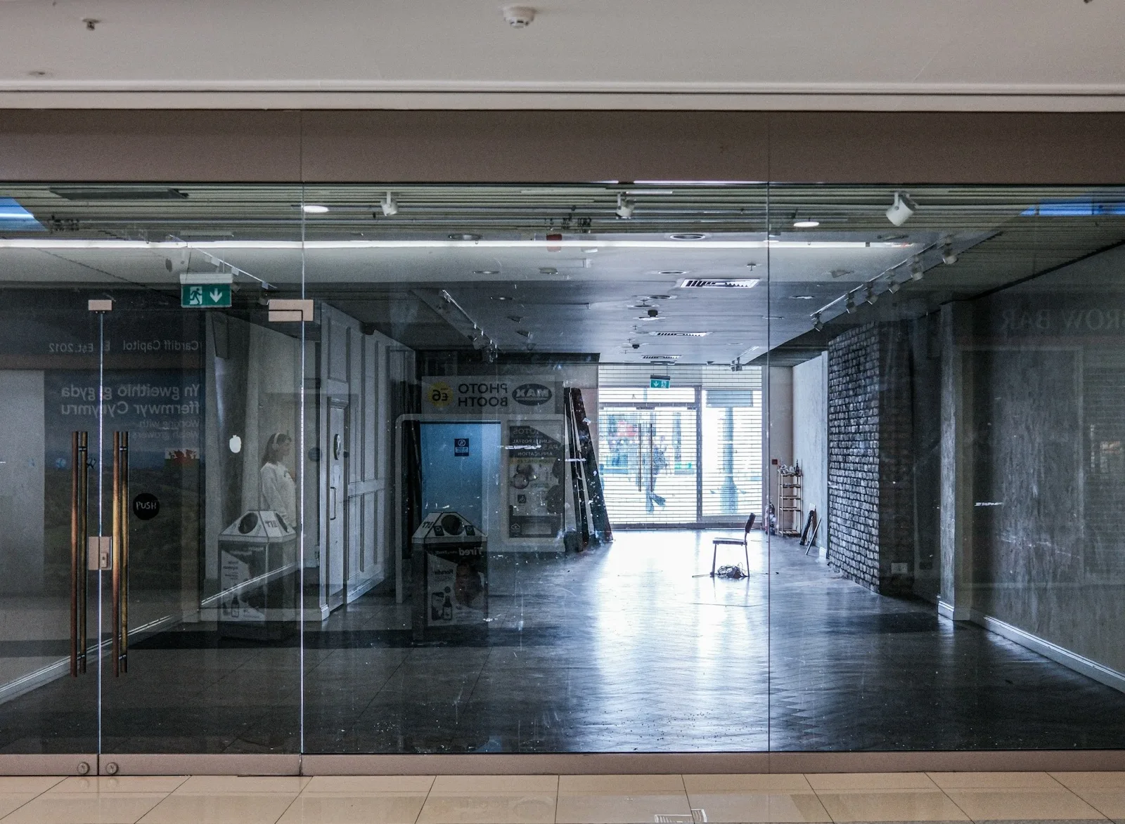 Portes vitrées d’un commerce : rendre le verre visible